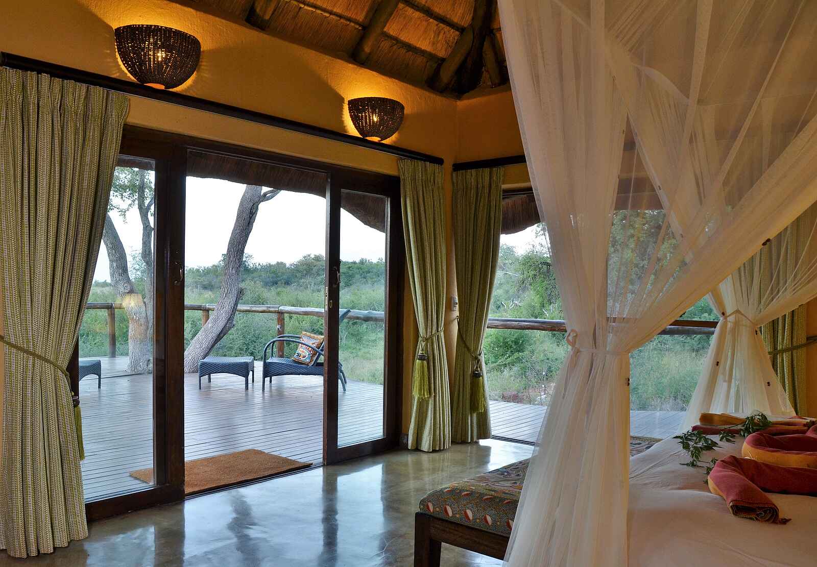 Motswiri Private Safari Lodge: Blick vom Schlafzimmer auf die Terrasse der Bush Villa Motswiri Private Safari Lodge: Blick vom Schlafzimmer auf die Terrasse der Bush Villa
