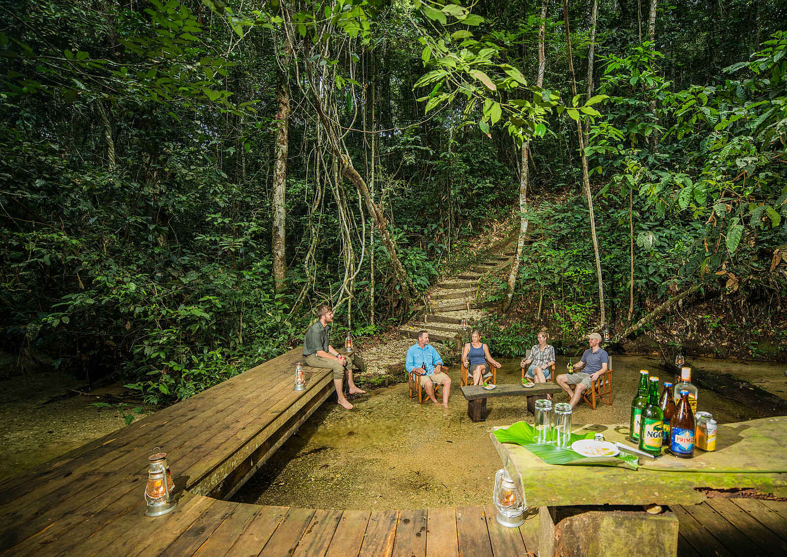 Ngaga Camp: das "Riverdeck" im Ngaga Bach Ngaga Camp: das "Riverdeck" im Ngaga Bach