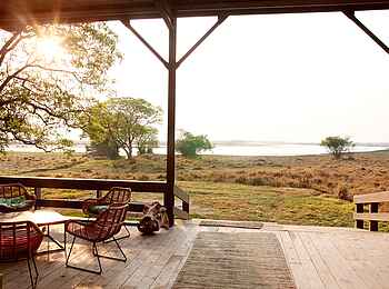 Shoebill Island Camp: Deck am Zentralgebäude