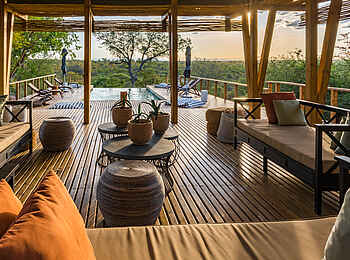 Simbavati Hilltop Lodge: Blick von der Lounge auf den Pool