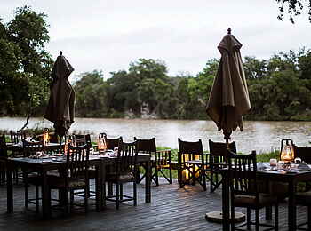 Simbavati River Lodge: Terrasse am Fluss