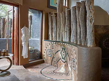 Singita Pamushana Lodge: Aufwändige Kachelarbeiten in der Dusche
