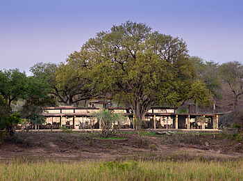Tengile River Lodge: Aussenansicht Glasfassade