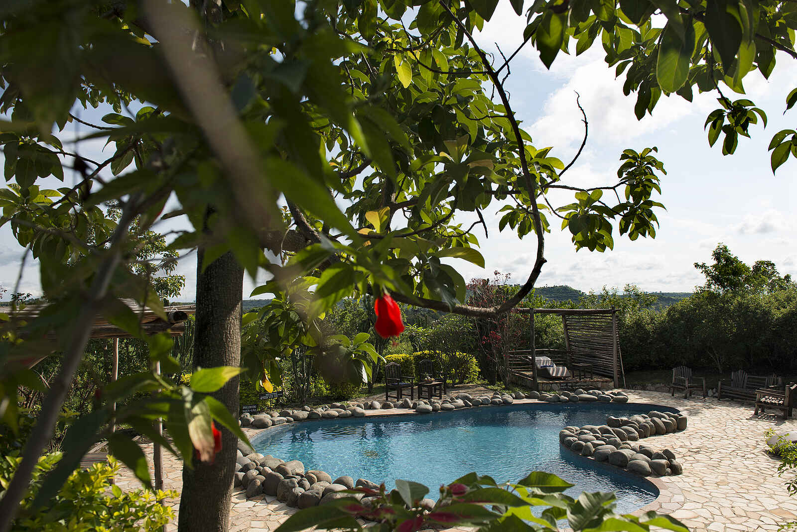 Volcanoes Kyambura Gorge Lodge: Am Pool Volcanoes Kyambura Gorge Lodge: Am Pool