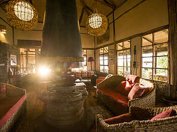 Volcanoes Virunga Lodge: Feuerplatz in der Lounge Volcanoes Virunga Lodge: Feuerplatz in der Lounge