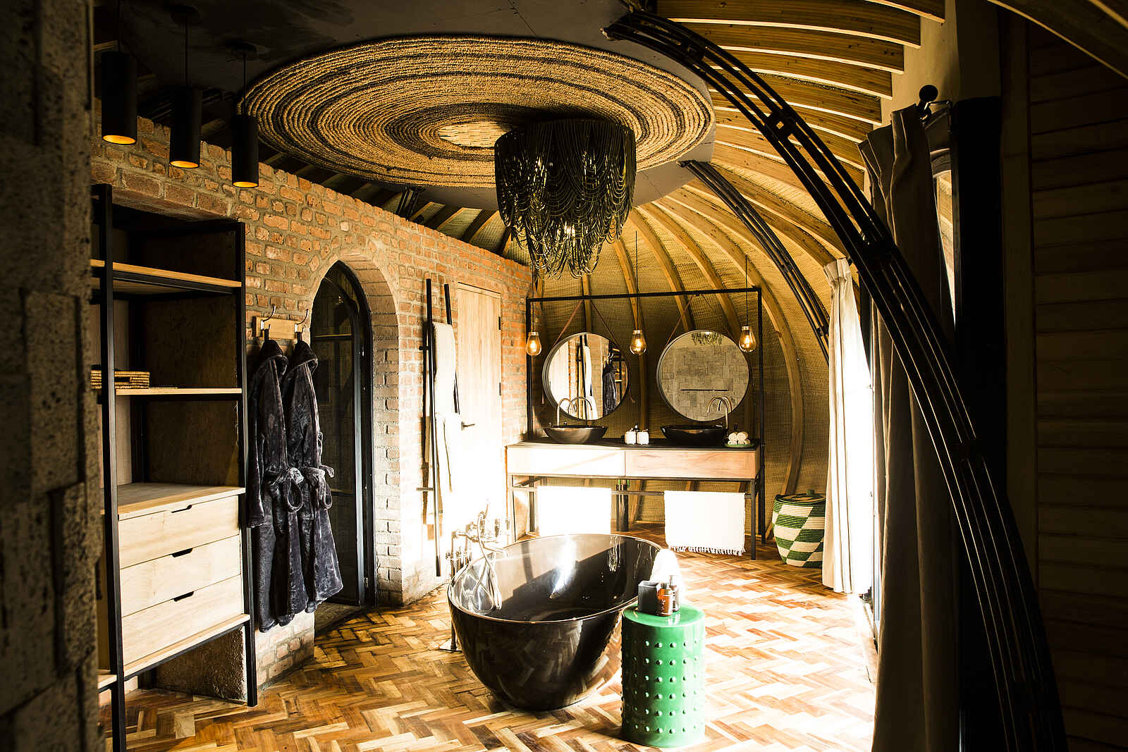 Bisate Lodge: Badezimmer mit freistehender Badewanne Bisate Lodge: Badezimmer mit freistehender Badewanne