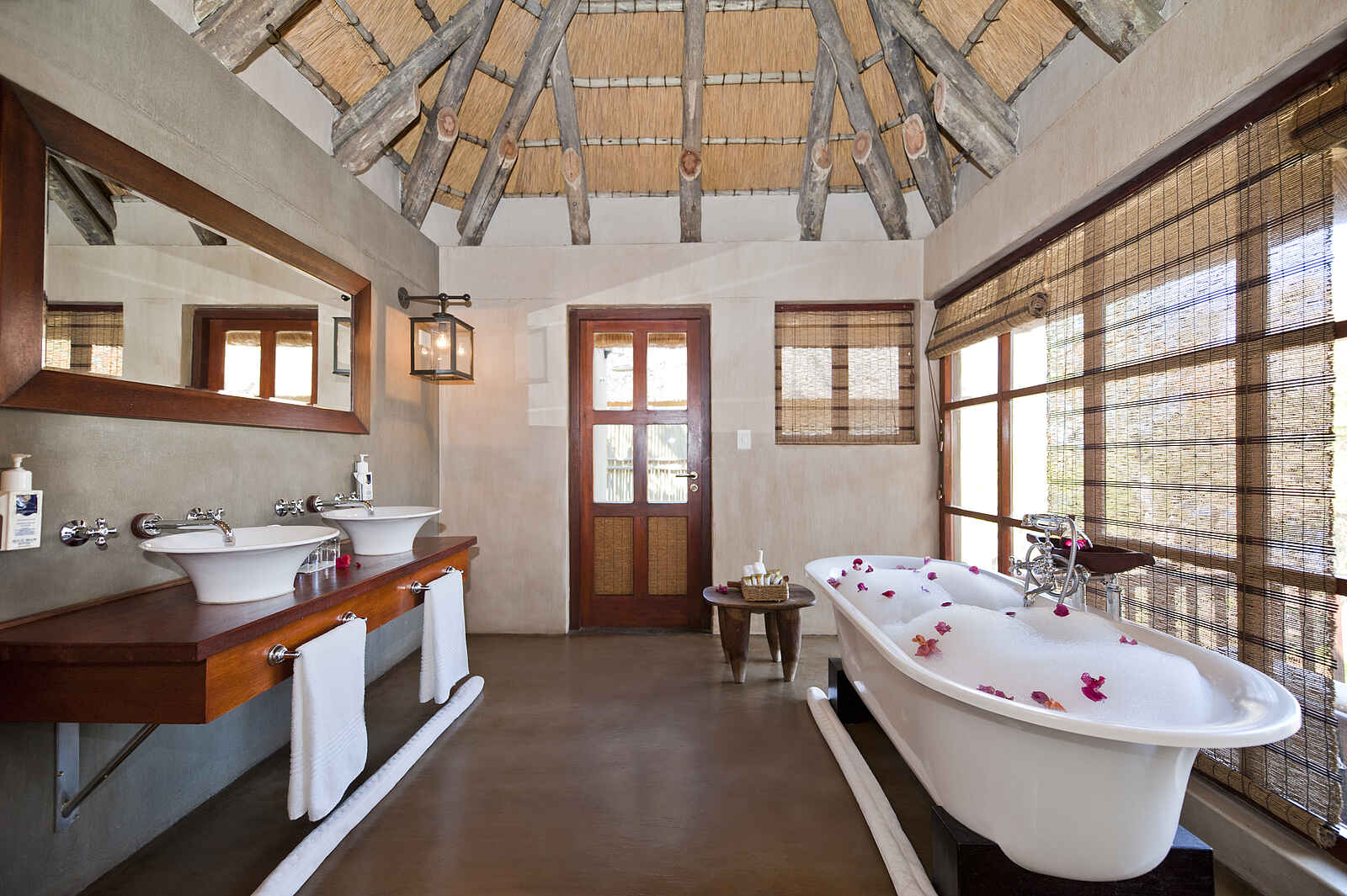 Divava Okavango Lodge and Spa: Helles Badezimmer Divava Okavango Lodge and Spa: Helles Badezimmer