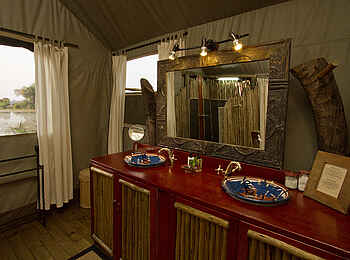 Jacana Camp: Bad mit Spiegel und Doppelwaschtisch Jacana Camp: Bad mit Spiegel und Doppelwaschtisch
