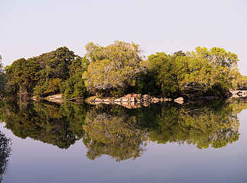 KaingU Safari Lodge: Spiegelung