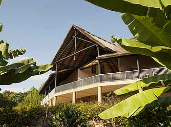 Kitela Lodge: Blick vom Garten auf die Lodge