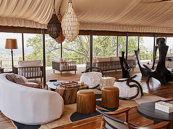 Laba Grumeti Art Lodge: Die Lounge der Bar