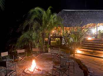 Mukambi Safari Lodge: Feuerstelle am Abend Mukambi Safari Lodge: Feuerstelle am Abend