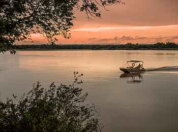Nkwali Camp: Sonnenuntergang am Fluss