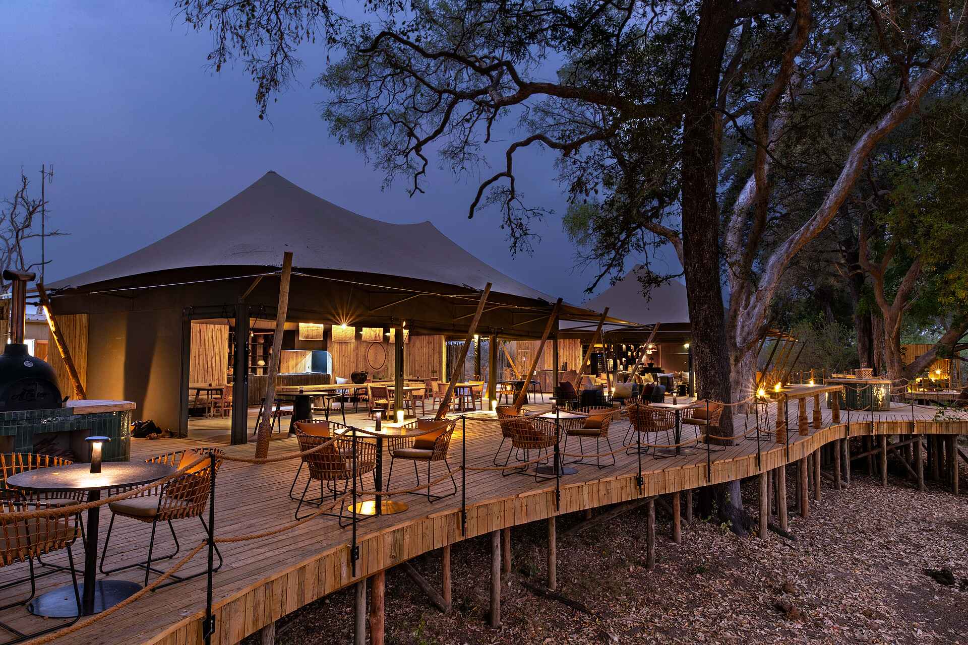 North Island Okavango Safari Camp: Die Terrasse am Abend