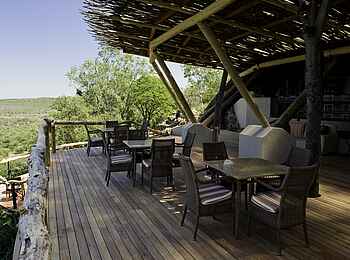 Ongava Lodge: Oberes Deck am Hautgebäude Ongava Lodge: Oberes Deck am Hautgebäude