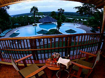 Paraa Safari Lodge: Blick vom Balkon auf den Swimmingpool Paraa Safari Lodge: Blick vom Balkon auf den Swimmingpool