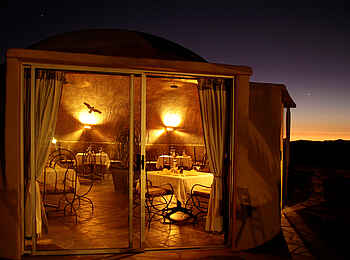 Rostock Ritz Desert Lodge: Blick von der Terrasse in den Speisesaal Rostock Ritz Desert Lodge: Blick von der Terrasse in den Speisesaal