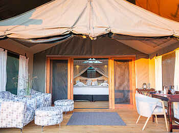 Rra Dinare Camp: Private Lounge und Schlafzimmer