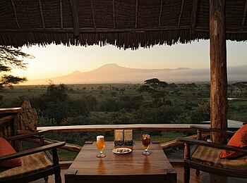 Tortilis Camp: Sundowner im Camp Tortilis Camp: Sundowner im Camp