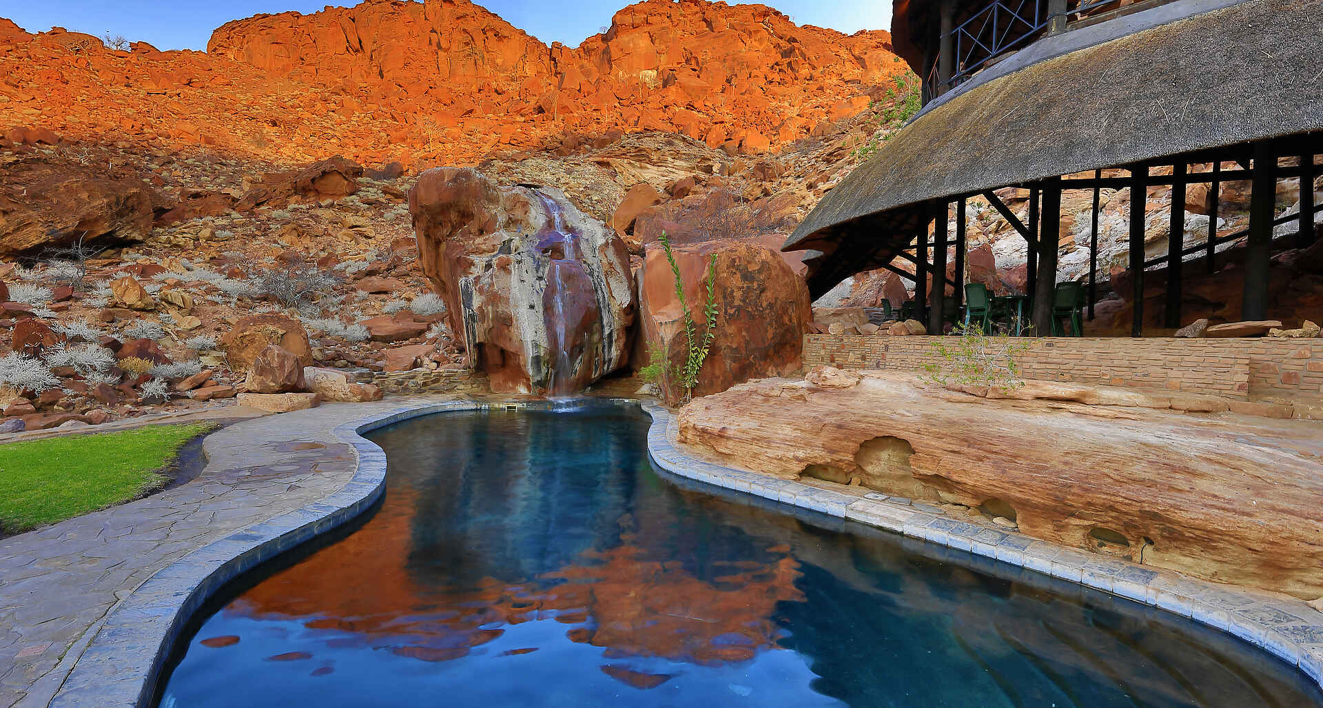 Namibia, Afrika, Africa, accomodation, Lodges, hotels, Damaraland, Twyfelfontein, Felsmalereien, Petroglyphen, Twyfelfontein Country Lodge, Uibasen Conservancy, Wüstenelefanten, Hauptgebäude, Swimming Pool, Afrikarma, Afrikarma Safaris, Afrikarma Safaris - Wildnis. Hautnah., Afrikarma.de