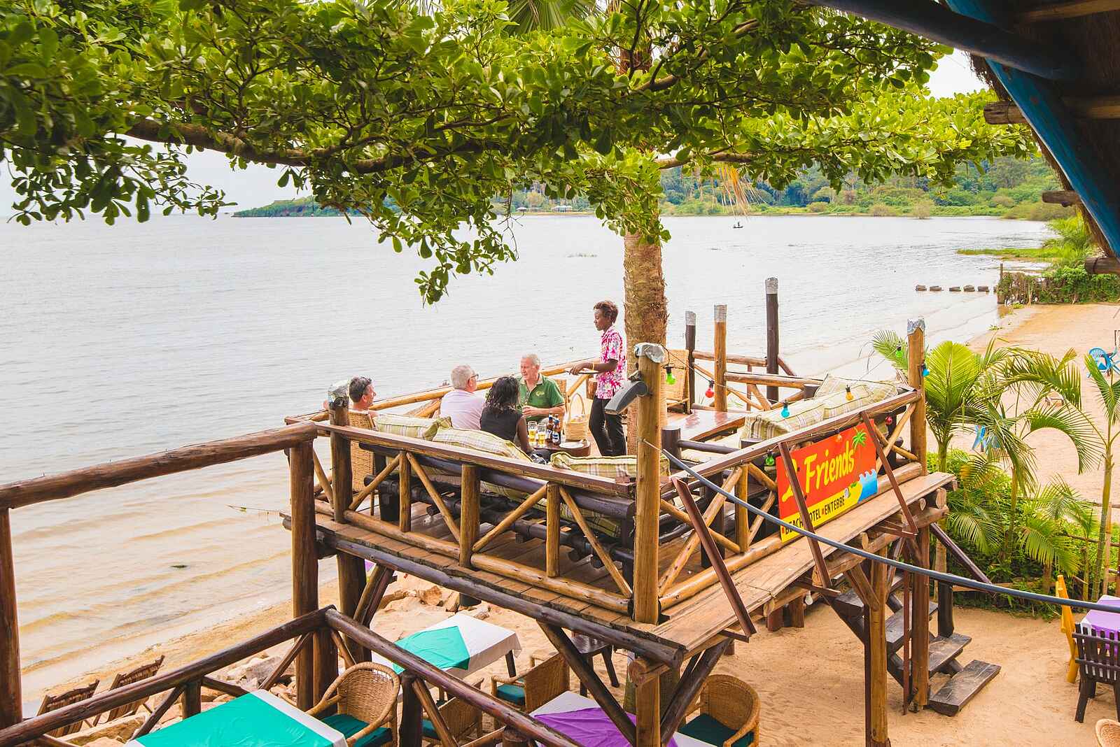 2 Friends Beach Hotel: Service auf der Strandterrasse 2 Friends Beach Hotel: Service auf der Strandterrasse