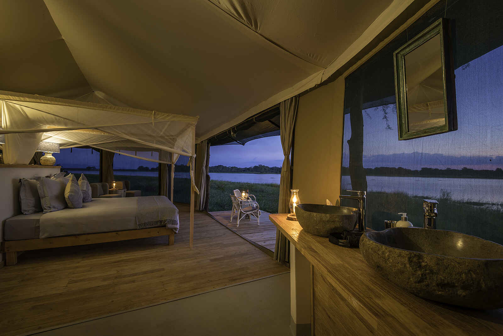 Kuthengo Camp: Blick vom Bad zum Bett Kuthengo Camp: Blick vom Bad zum Bett