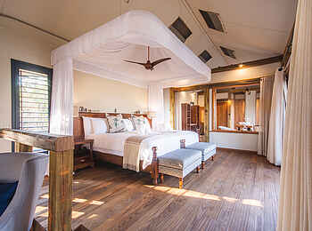 Kwara Camp: Gästezimmer Bett und Badezimmer Kwara Camp: Gästezimmer Bett und Badezimmer