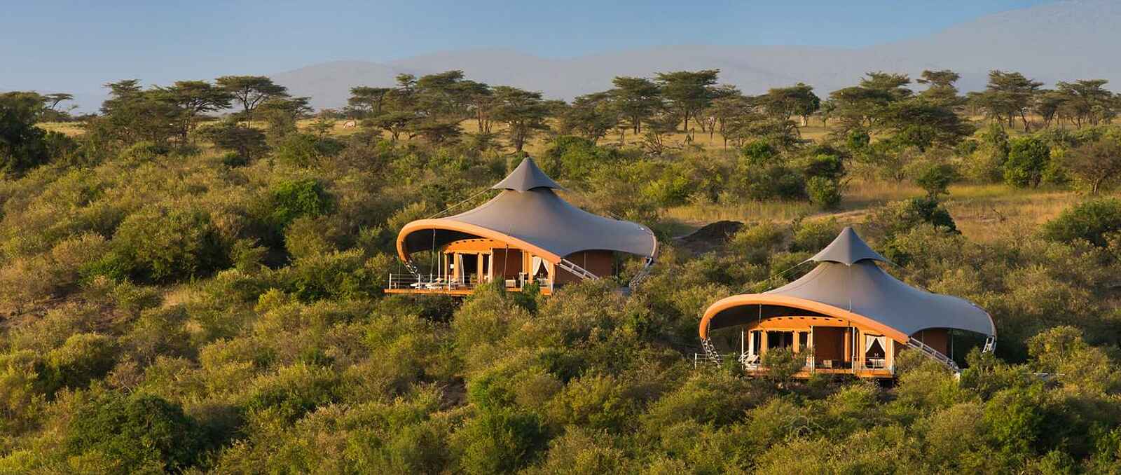 Mahali Mzuri: Die Zelte heben sich aus der Landschaft hervor Mahali Mzuri: Die Zelte heben sich aus der Landschaft hervor