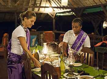 Masoala Forest Lodge: Dinner am Abend Masoala Forest Lodge: Dinner am Abend
