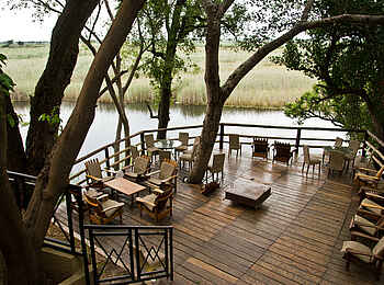 Namushasha River Lodge: Loungebereich auf dem Holzdeck Namushasha River Lodge: Loungebereich auf dem Holzdeck