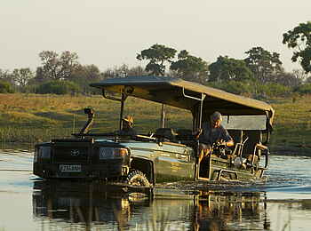 Selinda Camp: Mit dem Geländewagen durchs Wasser