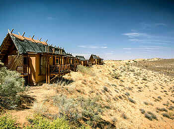 !Xaus Lodge: Chalets auf dem Dünenkamm !Xaus Lodge: Chalets auf dem Dünenkamm