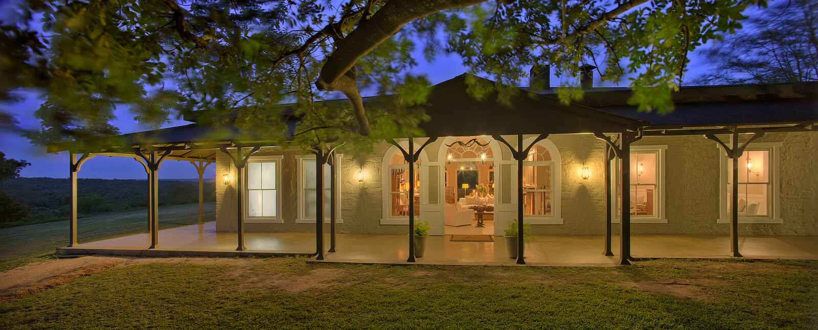 &Beyond Kirkman's Camp: Haupthaus am Abend &Beyond Kirkman's Camp: Haupthaus am Abend