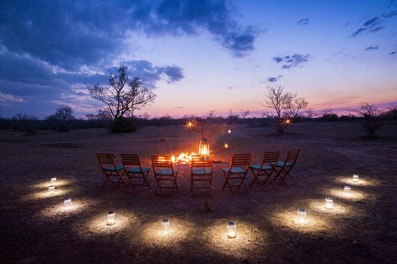 Azura Selous: Feuerstelle nach Sonnenuntergang Azura Selous: Feuerstelle nach Sonnenuntergang