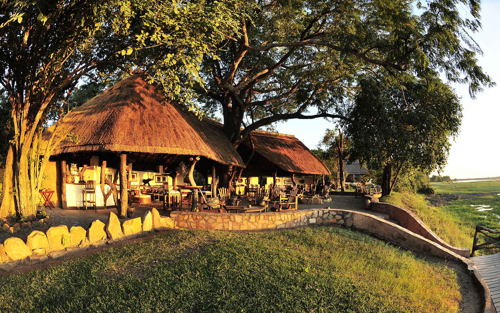 Kafunta River Lodge: Blick zur Bar und Lounge Kafunta River Lodge: Blick zur Bar und Lounge