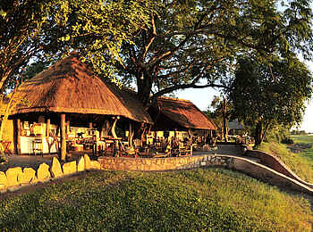 Kafunta River Lodge: Blick zur Bar und Lounge