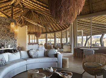 Little Kulala Lodge: Lounge im Zentralbereich Little Kulala Lodge: Lounge im Zentralbereich