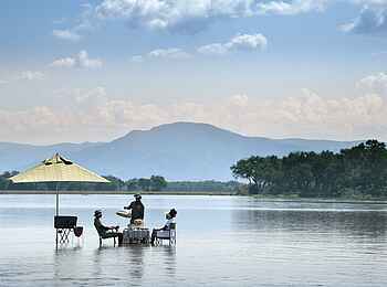 Lolebezi Lodge: Dinner im Fluss