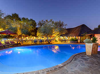 Namib Desert Lodge: Pool in der Dunkelheit Namib Desert Lodge: Pool in der Dunkelheit
