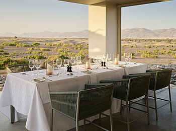 Okahirongo Elephant Lodge: Gedeckte Dinnertafel Okahirongo Elephant Lodge: Gedeckte Dinnertafel