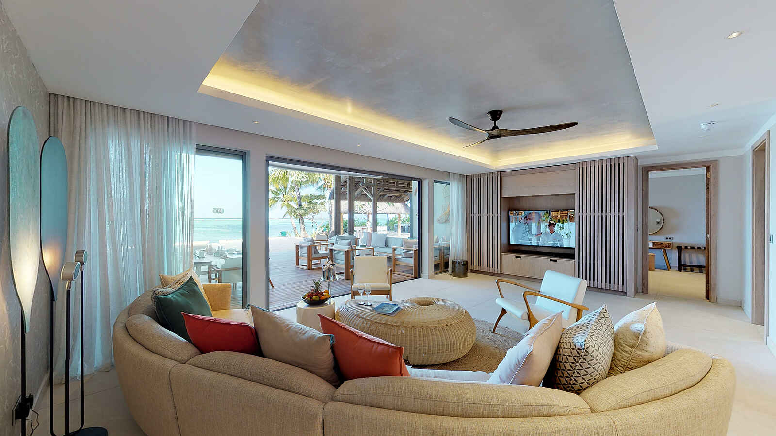 Paradis Beachcomber Golf Resort and Spa: Presidential Villa Lounge Paradis Beachcomber Golf Resort and Spa: Presidential Villa Lounge