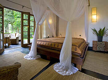 Plantation Lodge: Doppelbett und Blick zur Terrasse Plantation Lodge: Doppelbett und Blick zur Terrasse