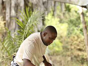 Roho ya Selous Camp: Der Chefkoch bereitet das Lunch Roho ya Selous Camp: Der Chefkoch bereitet das Lunch