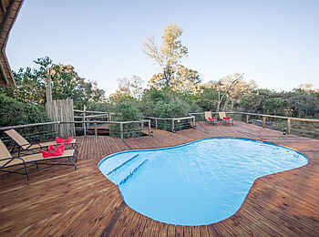 Rra Dinare Camp: Liegestühle am Pool