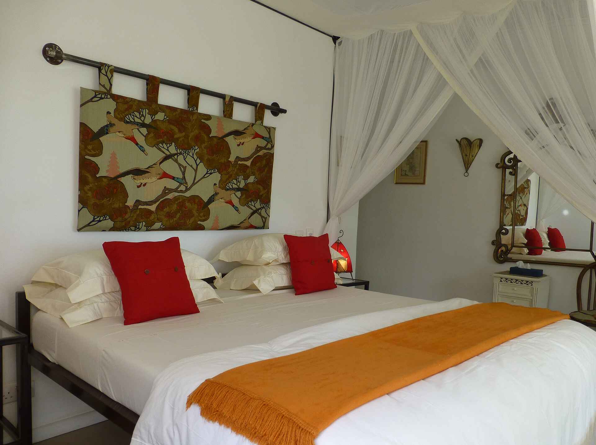 The River Farmhouse: Schlafzimmer africa, afrikarma, all inclusive, amy lea, babysitting, bilder, bildergallerie, Birding, buchen, buchung, charmaine brogan, familie, familien, fluss, gavin whyte, gruppe, haus, information, informieren, john leader, kinder, kleingruppe, Krokodil, michael voack, nachhaltigkeit, Nilpferd, privathaus, reise, reisen, reiseveranstalter, safari, sambesi, sambia, south zambia, southern Zambia, süd-sambia, swimming pool, tessa prior, the river farmhouse, urlaub, victoria falls, Victoria Falls National Park, Victoria Falls Nationalpark, viktoriafälle, Vögel, vollpension, wasser, wasserfall, waterberry lodge, www.afrikarma.de, zambezi, zambia, bett, doppelbett, einrichtung, gästeunterkunft, guest building, guest facilities, interieur, schlafen, schlafzimmer, unterkunft, zimmer