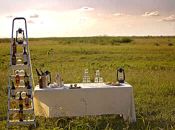 Linyanti Expeditions: Getränke im Busch Linyanti Expeditions: Getränke im Busch