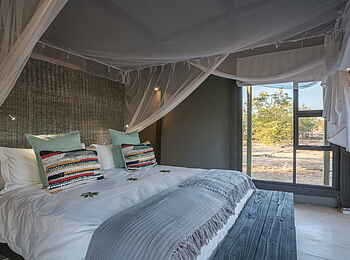 Simbavati River Lodge: Bett mit Moskitonetz