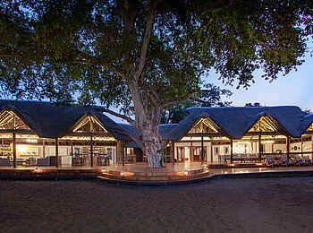 Splash Camp: Hauptgebäude bei Nacht