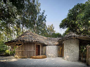 andBeyond Mnemba Island Lodge: Eingang zu einer Banda