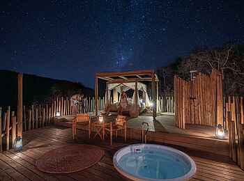 Basecamp Samburu: Star Bed Deck nachts Basecamp Samburu: Star Bed Deck nachts